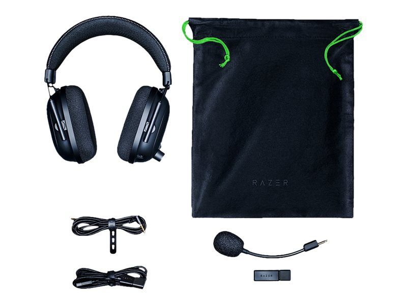 Razer Blackshark V2 Pro mustad kõrvaklapid koos eemaldatava mikrofoniga, kott, USB helikaart ja laadimiskaabel. Peapael on rohelist värvi aktsentidega.