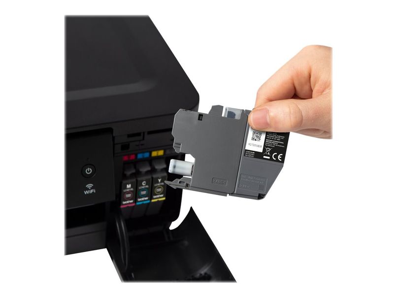 Brother printeri LC123BK musta värvi tindikassett paigaldatakse printeri sisemusse. Nähtav on inimese käsi, kassett ja printeri avatud luuk.